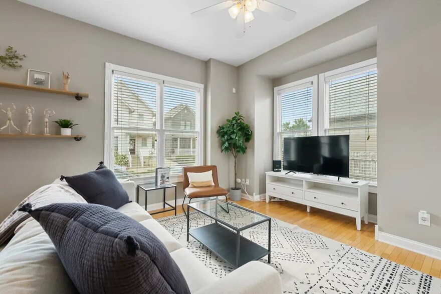 Primary Photo - 950 N 6th St