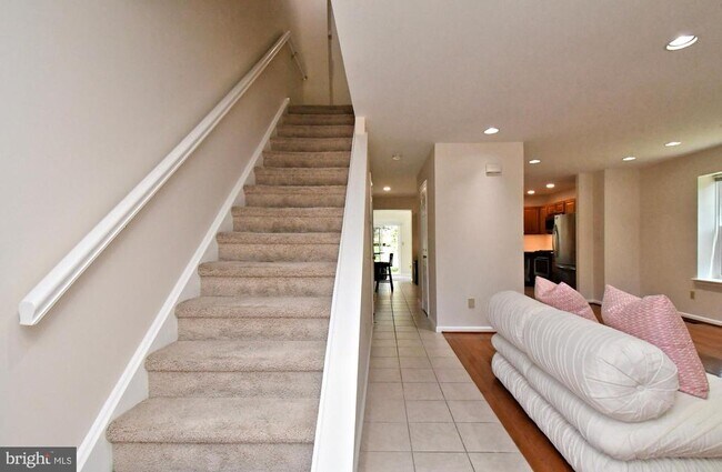 Building Photo - 2489 Hillendale Dr