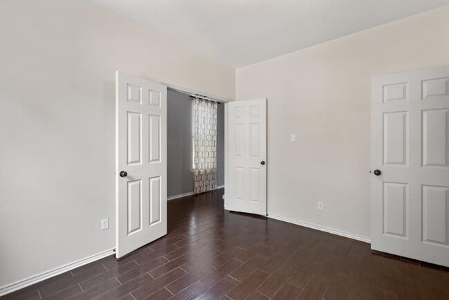 Building Photo - 2704 Greenlee Dr