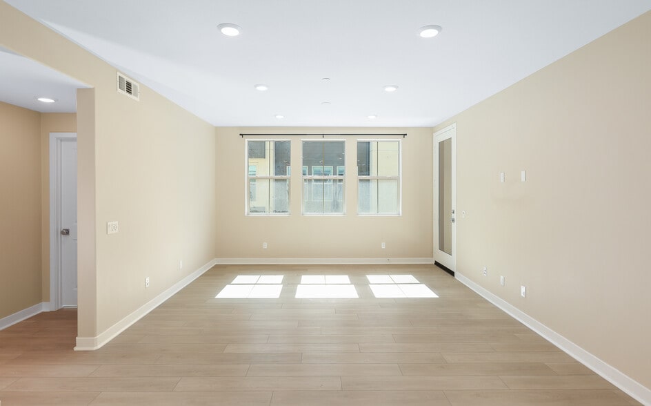 Building Photo - 1100 Lasso Way