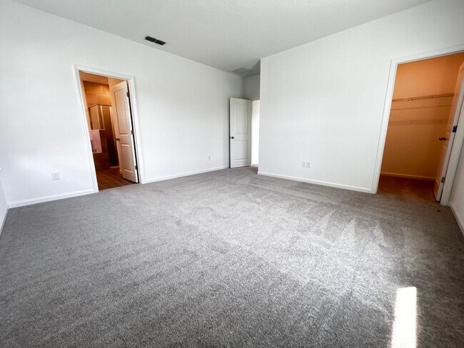 Building Photo - Brand New Pristine 4/3 minutes from River ...