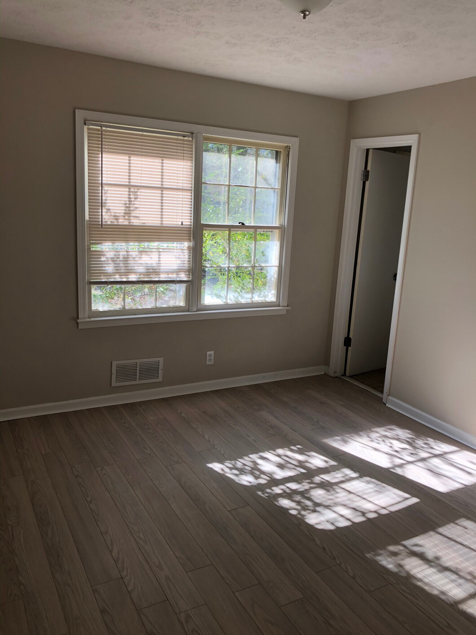 Building Photo - 1015 Eastview Rd NE