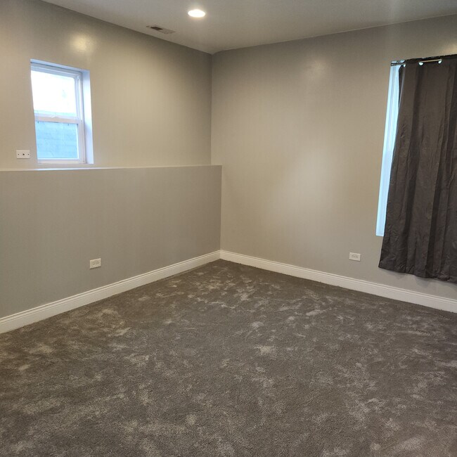 LIVING ROOM - 4440 W Maypole Ave