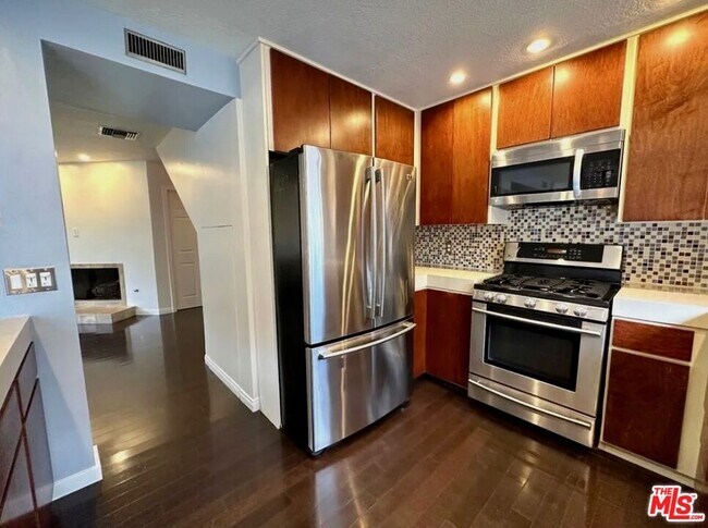 Building Photo - 805 N W Knoll Dr