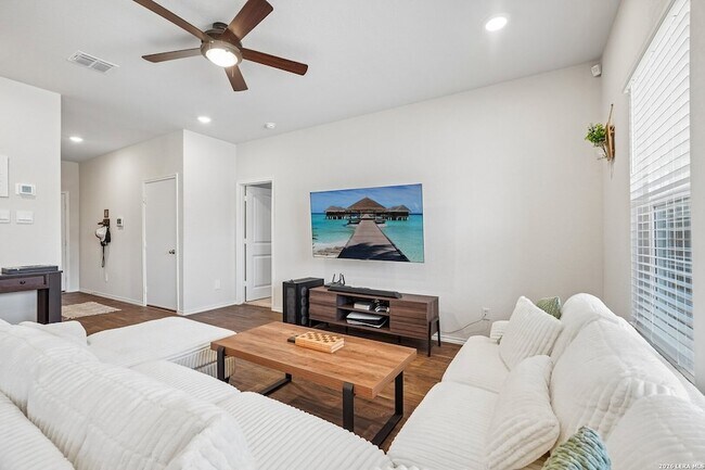 Building Photo - 841 Bahia Pl