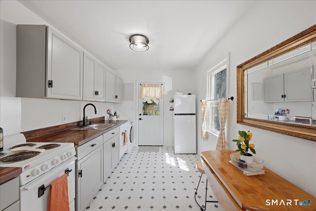 Building Photo - 106 Midway Oval