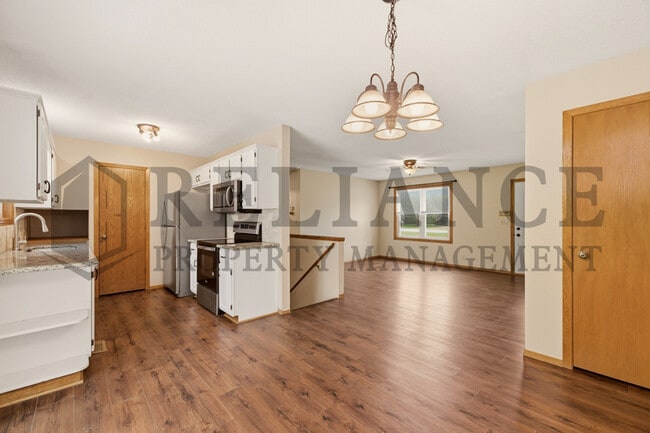 Building Photo - 516 N Lakeside Dr