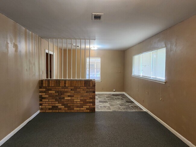 Building Photo - 638 Bringhurst Dr