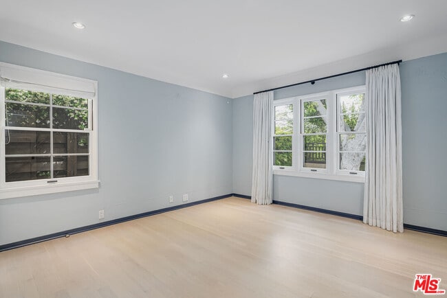 Building Photo - 381 Huntley Dr