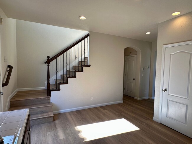 Building Photo - Lovely home with all new appliances and la...