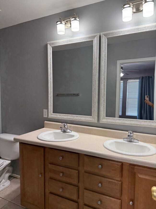 Building Photo - Beautiful 3-bed, 2-bath corner lot home in the desirable Riverhaven Community