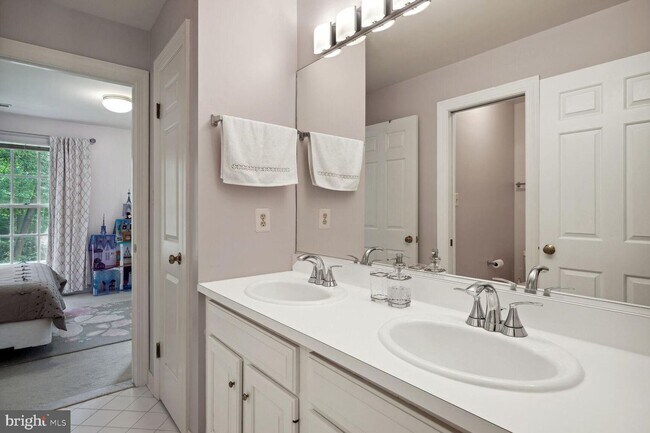 Building Photo - 5 Bed 4.5 Bath - Bethesda len Echo Heights...