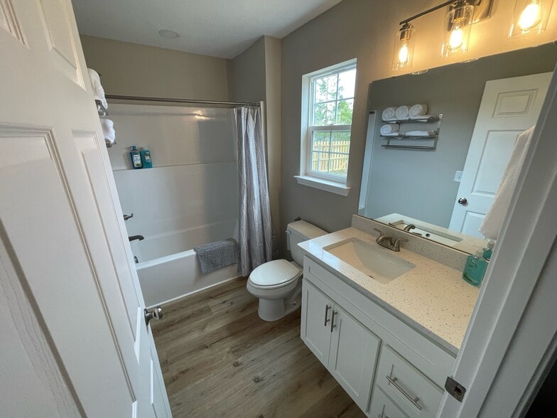 Building Photo - 8681 Rio Vista Dr