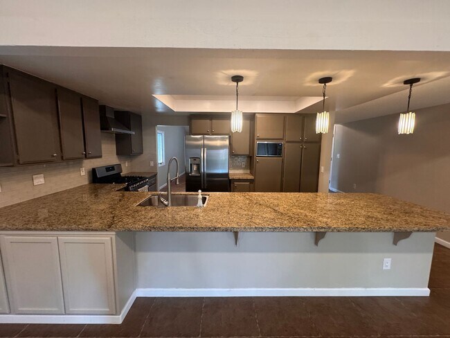 Building Photo - 4860 Lakeside Dr