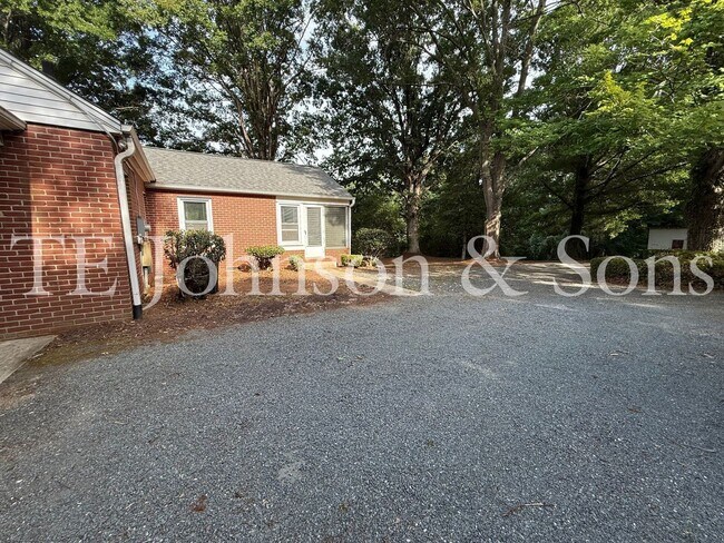Building Photo - Spacious 3 Bedroom Home with Primary Suite on Main Level and 2-Car Carport