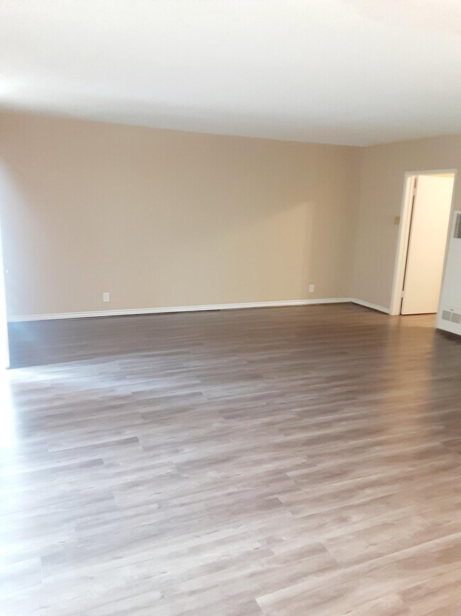 Building Photo - 14332 Riverside Dr