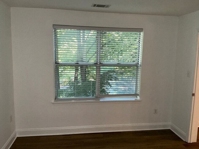 Building Photo - Beautiful 3BR 2BA condo located in the Decoverly neighborhood of Rockville