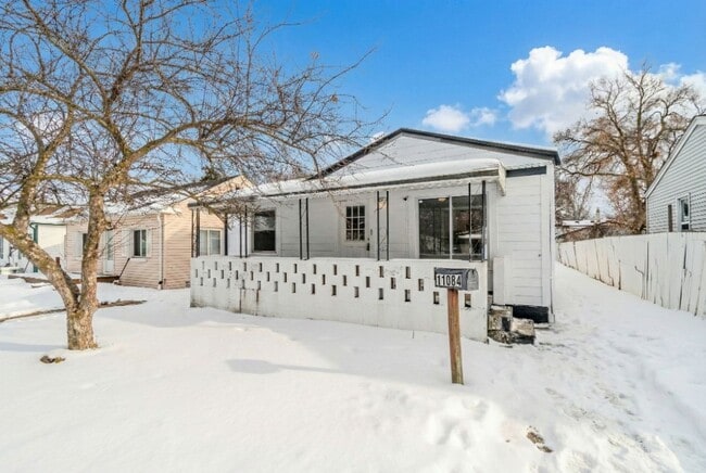 Building Photo - Newly Renovated Warren Gem: New Appliances, Hardwood & Cozy New Carpet!