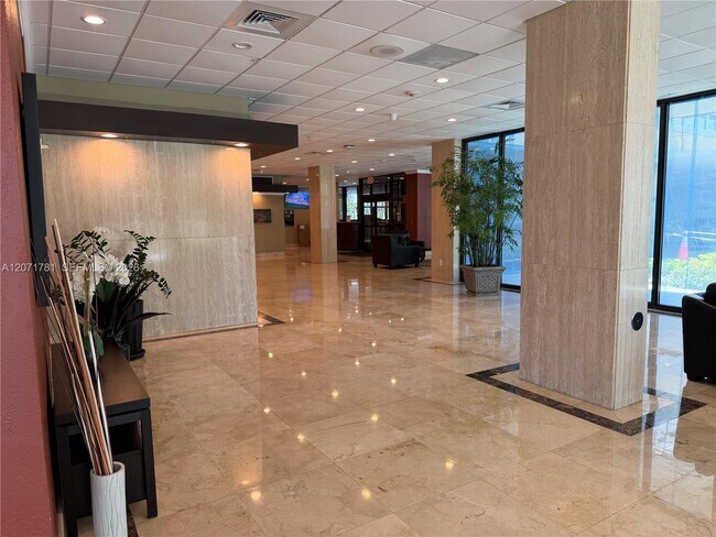 Building Photo - 400 Kings Point Dr