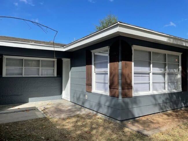 Building Photo - April Move In