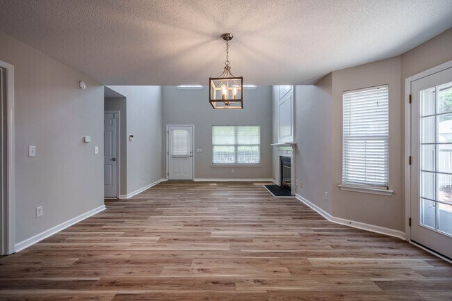 Building Photo - 101 Thorncrest Dr