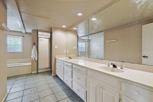 Building Photo - Amazing Historic 1940's Home in Original C...