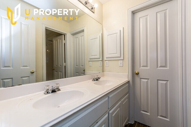 Building Photo - 6 Bedrooms, 3 garage space house. US75 & A...
