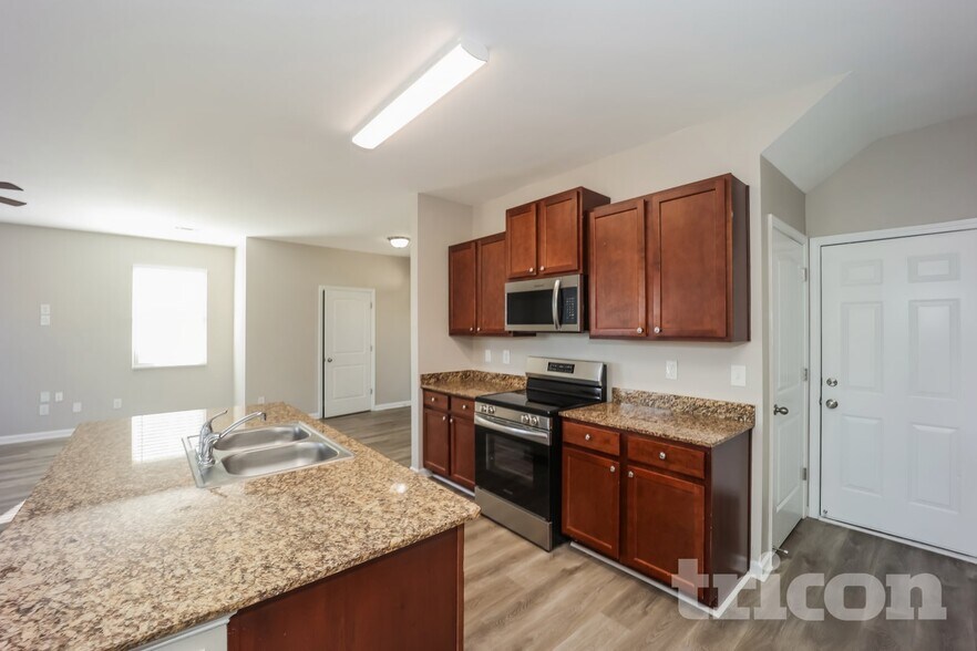 Building Photo - 7156 Tanger Blvd