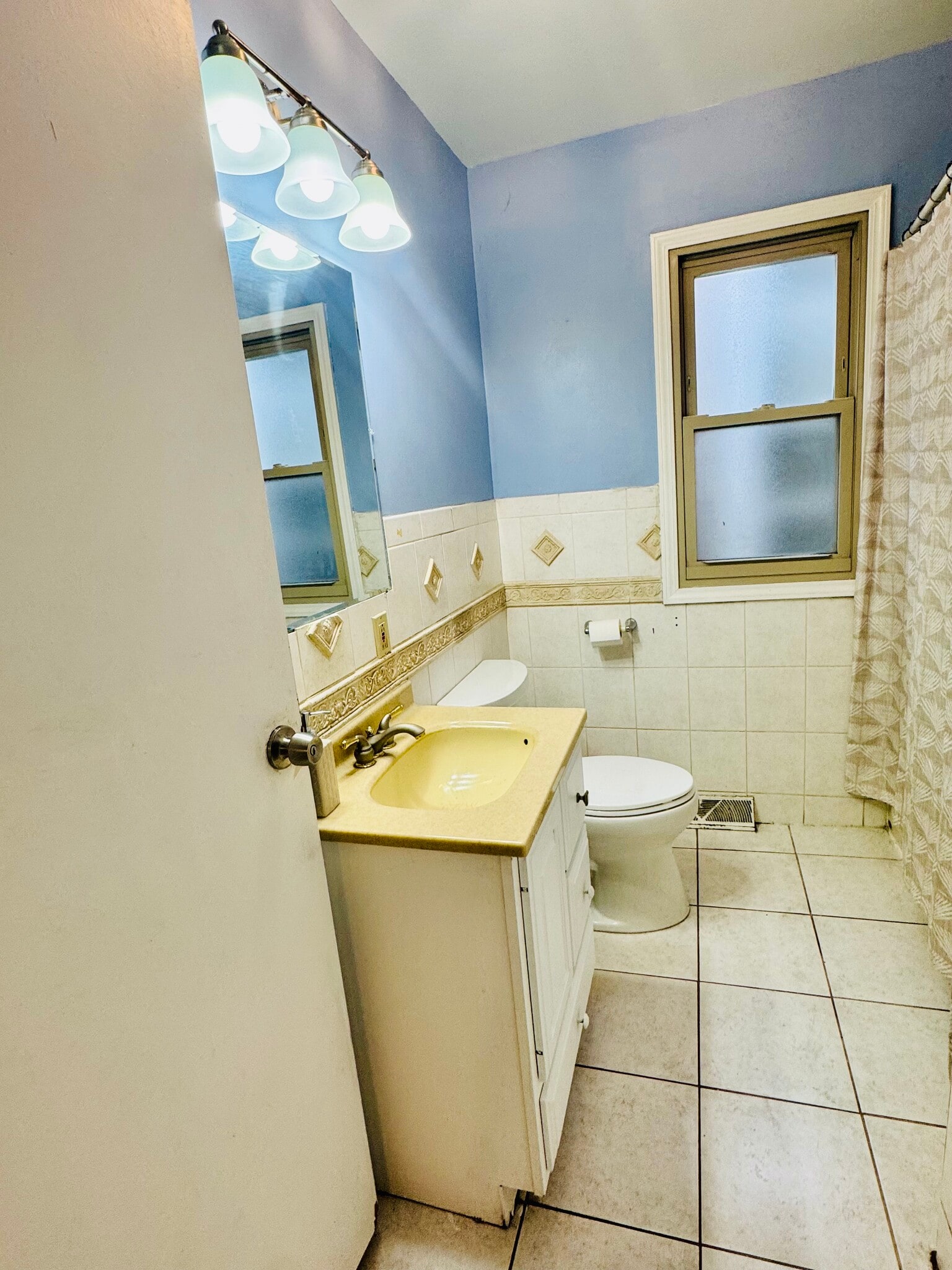 Building Photo - 4342 S Wells St