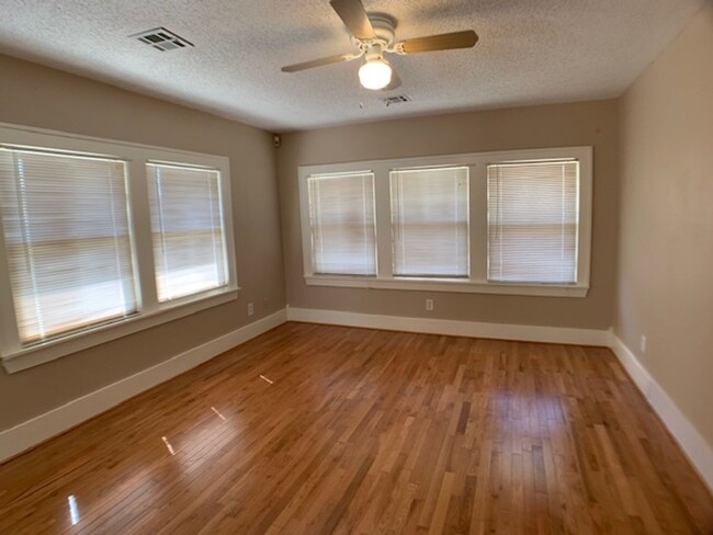 Building Photo - Move -in Special: Historical 4 Bedroom Nea...