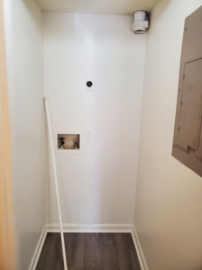 Building Photo - 2BD / 2BA Newly Remodeled 2 bed / 2bath Condo with Community Pool, close to Truman Pkwy!