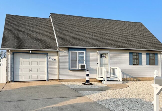 Building Photo - 220 Catherine Ln