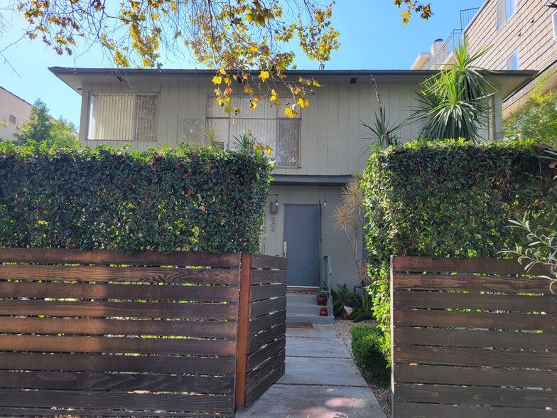 Building Photo - 809 N Las Palmas Ave
