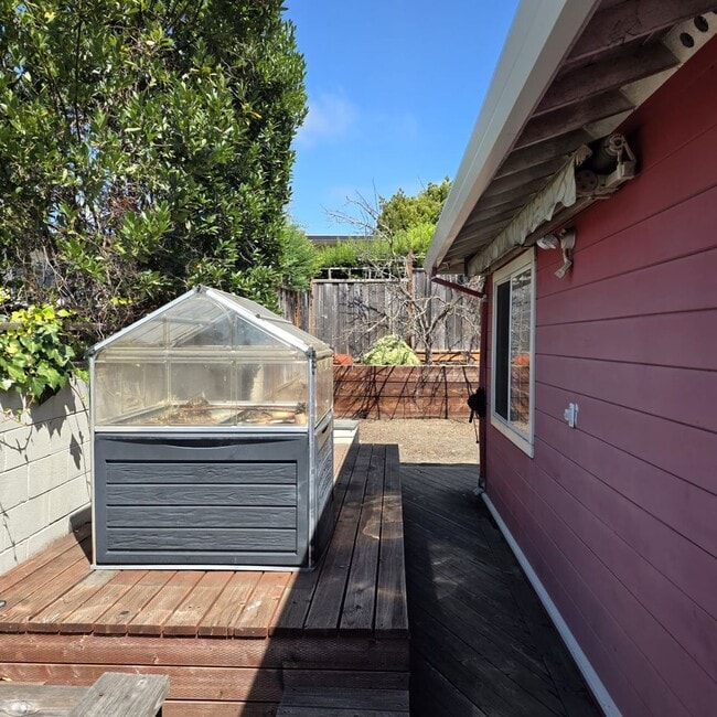 Building Photo - Beautiful Four bedroom, Two bathroom house...