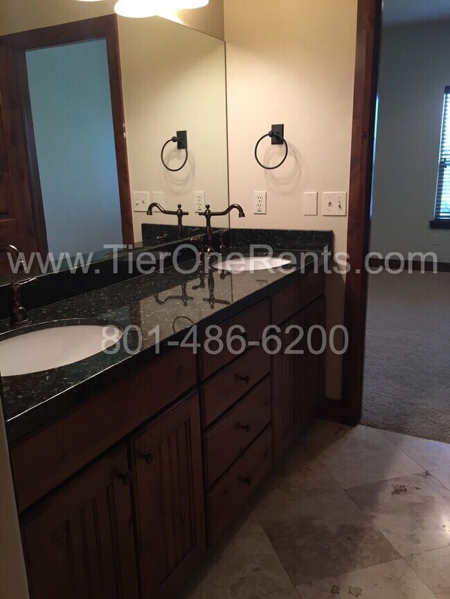 Building Photo - NO DEPOSIT Option Available for This Prope...