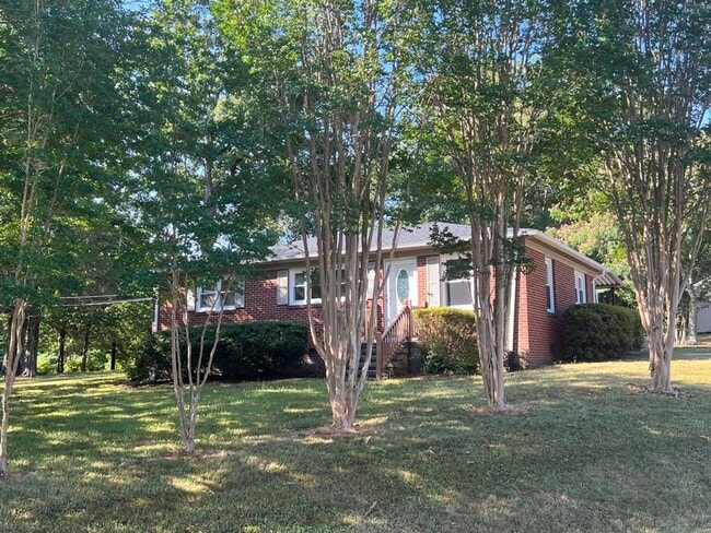 Building Photo - Three bedroom, 1 bath house in Burlington