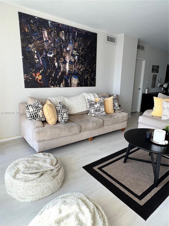 Building Photo - 300 Bayview Dr