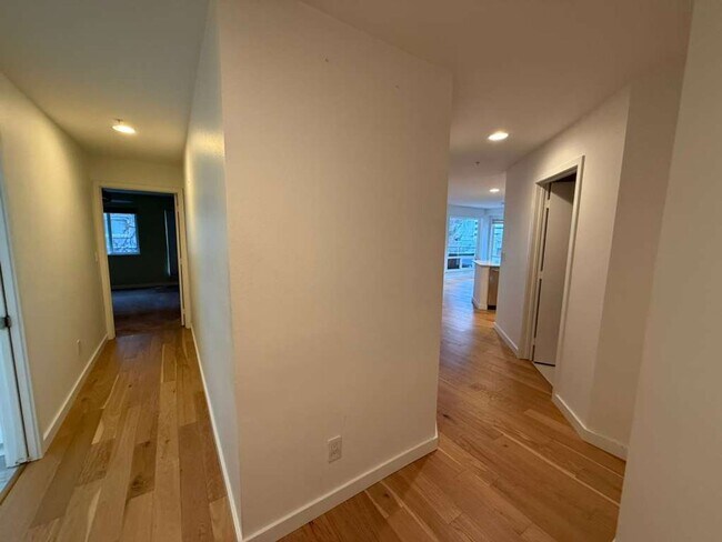 Building Photo - Two Bed Two Bath in Cap Hill (2 Parking Spaces and Storage Included!)