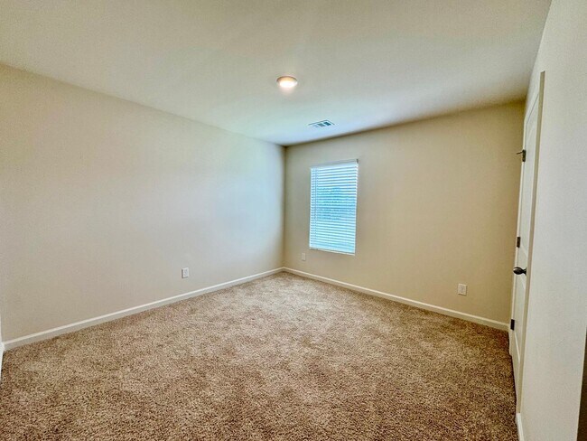 Building Photo - Beautiful 5 bedroom, 3 full bath home in D...