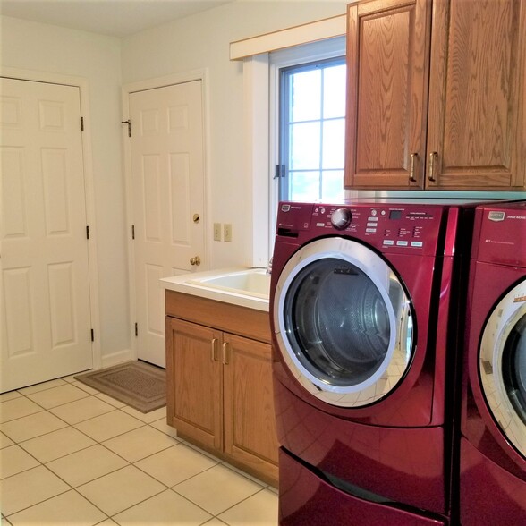 laundry room complete with w/d - 3563 Stonebrooke Ln