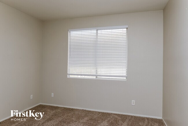 Building Photo - 820 Crescent Moon Dr