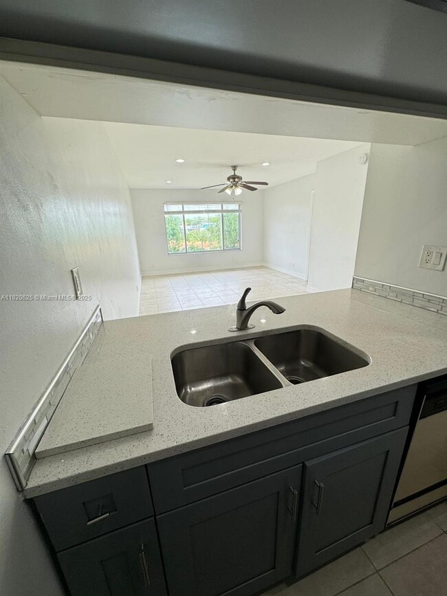 Building Photo - 9919 Twin Lakes Dr