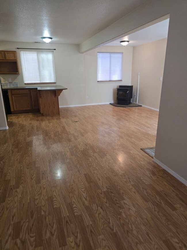 Building Photo - 3 bed 2 bath Home for Rent in Grants Pass