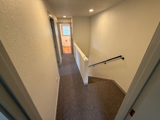 Building Photo - Fresh 3 bed/1.5 bath duplex