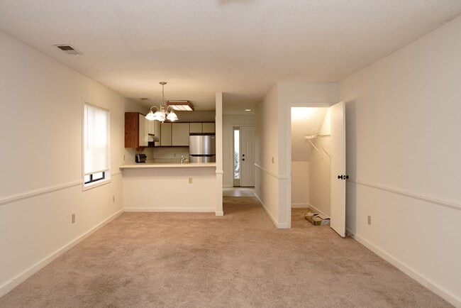 Building Photo - Cozy Two Bedroom Townhouse