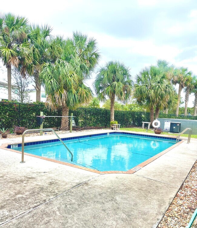 Building Photo - 1021 Crystal Lake Dr