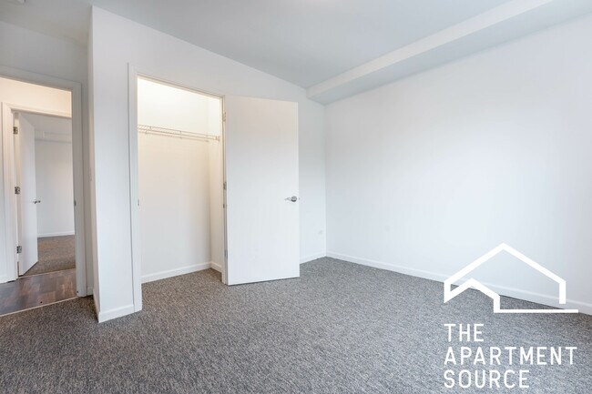 Building Photo - 1544 W Glenlake Ave