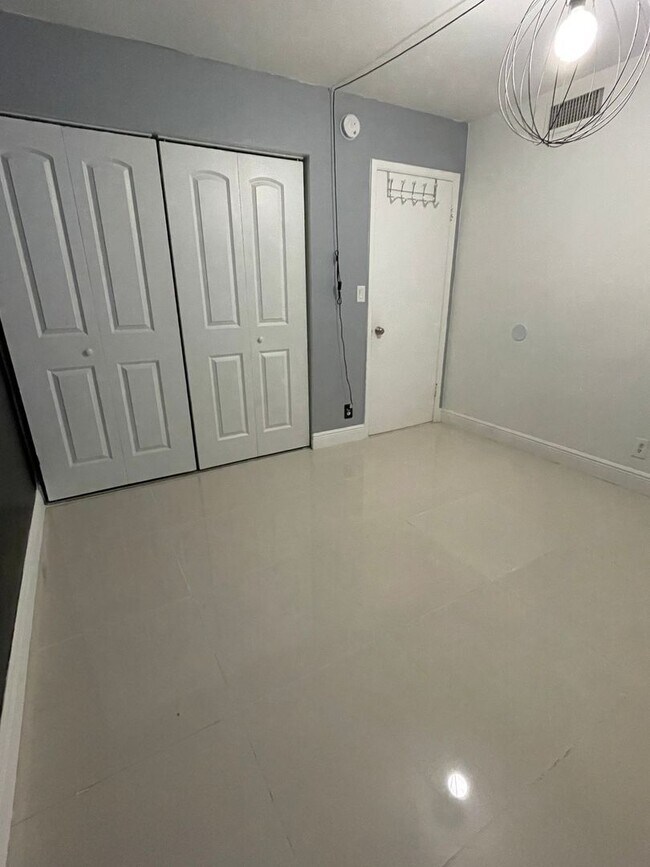 Building Photo - Charming Apartment in Fort Lauderdale