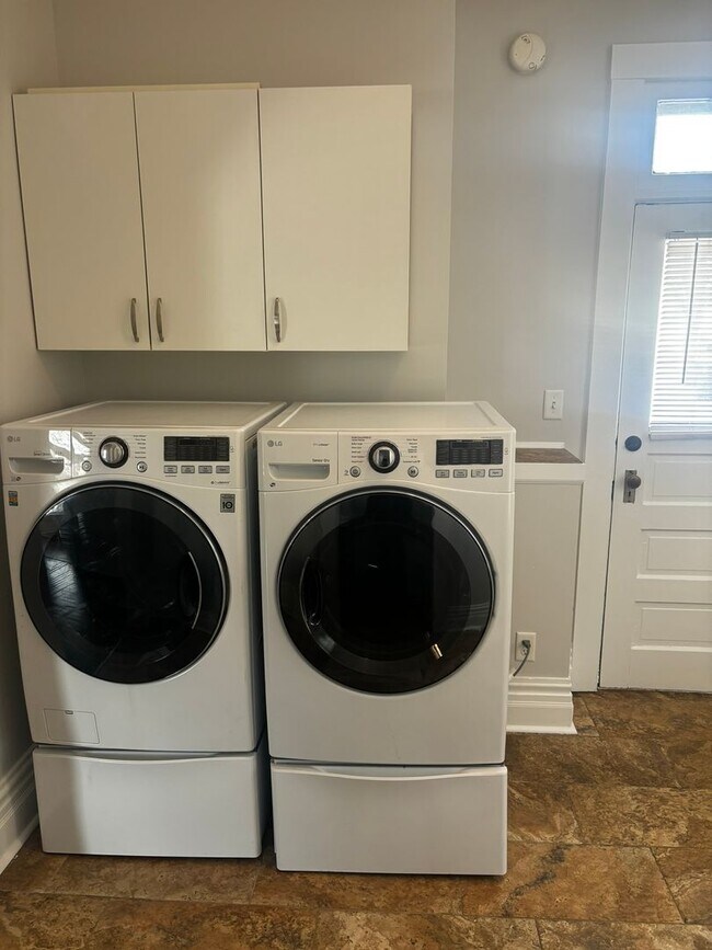 Building Photo - 1007 Lake Ave