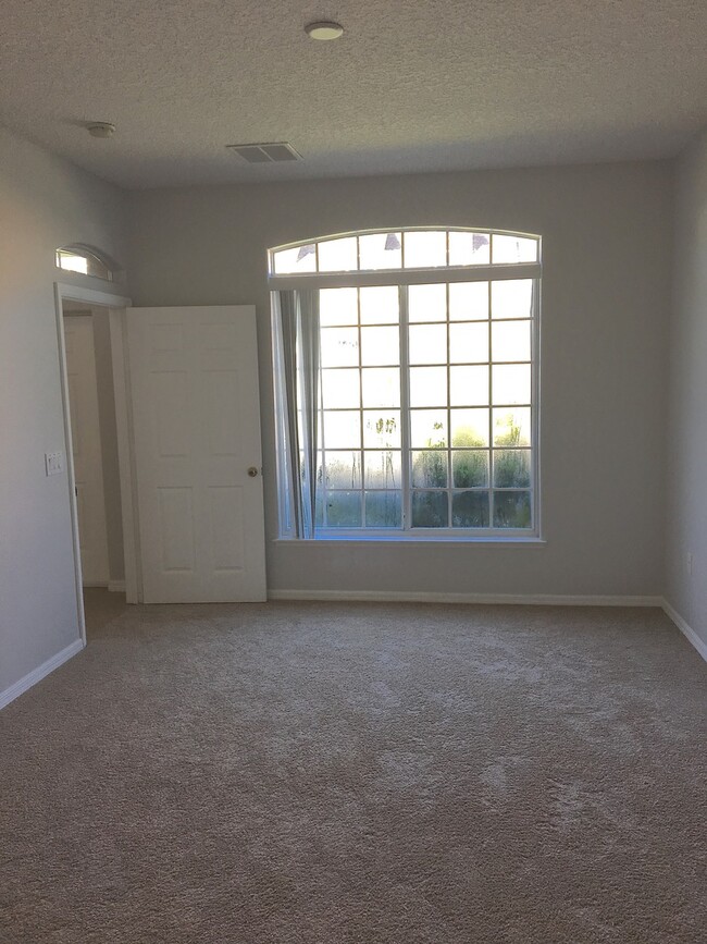 Building Photo - Town Home for Rent in Gated community in O...